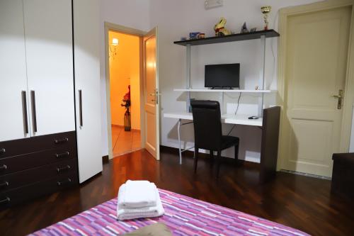 a bedroom with a desk with a computer and a chair at IL Tetto Di Guardia in Guardia Sanframondi