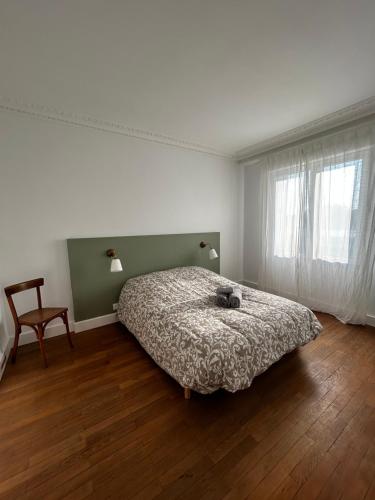 - une chambre avec un lit avec un chat dans l'établissement Le nid marin, à Saint-Nazaire