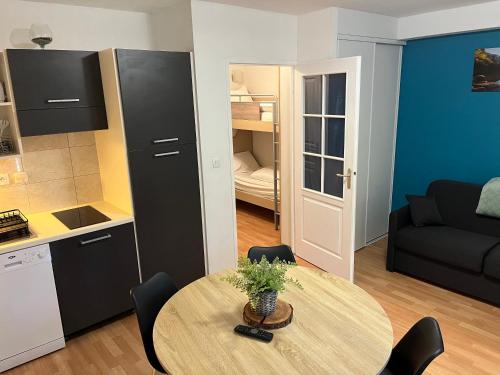 un petit appartement avec une table et une cuisine dans l'établissement Studio vue piste + parking souterrain privatif inclus, aux Orres