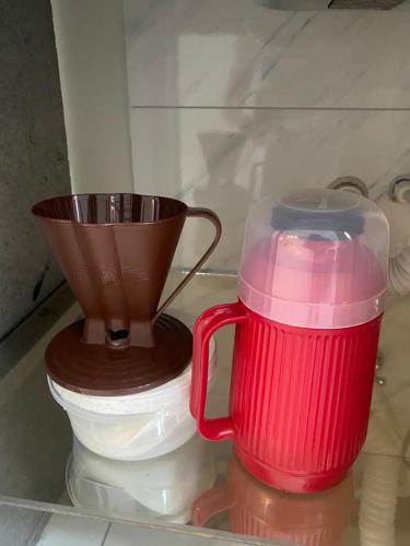 a red blender sitting on top of a counter at Flats Teles 1 in Palmas