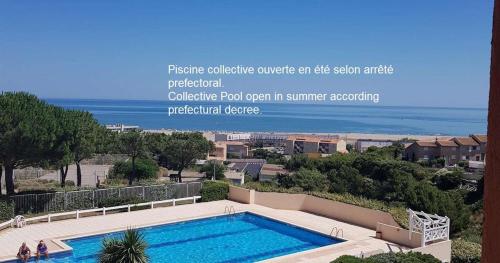 une piscine avec l'océan en arrière-plan dans l'établissement Pavillon idéal famille avec piscine 800m des plages 4LHA60, à Saint Pierre La Mer