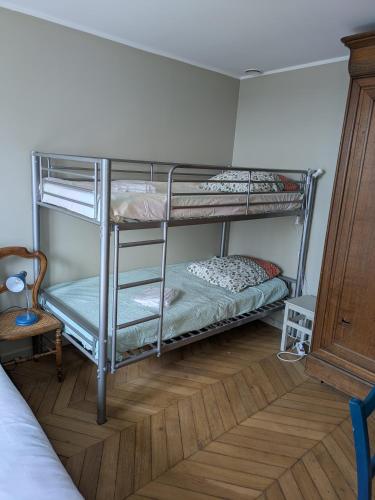 une chambre avec deux lits superposés dans une pièce dans l'établissement Brimoir - Maison de pêcheur avec grande terrasse vue mer, à Trouville-sur-Mer