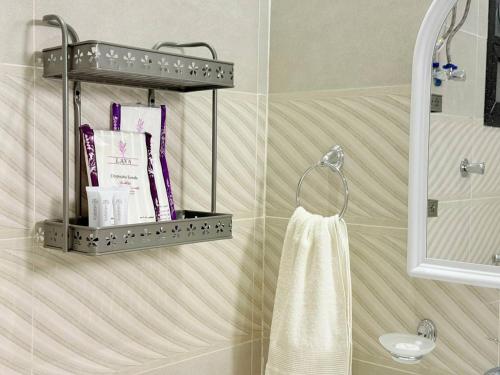 La salle de bains est pourvue d'une serviette accrochée au mur. dans l'établissement غرفة وصالة مساحة واسعة, à Riyad