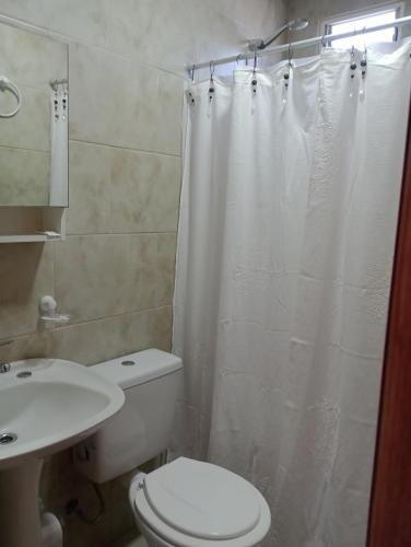 e bagno con servizi igienici e tenda da doccia bianca. di Mi Departamentito a Federación