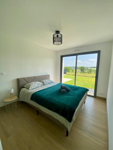 une chambre avec un lit avec une grande fenêtre dans l'établissement La Colinette Chambretaud - 5min du PuyDuFou, à Chambretaud