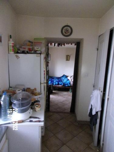 Il comprend une cuisine équipée d'un réfrigérateur et une chambre dotée d'un lit. dans l'établissement studio dans monastère, à Clermont-lʼHérault