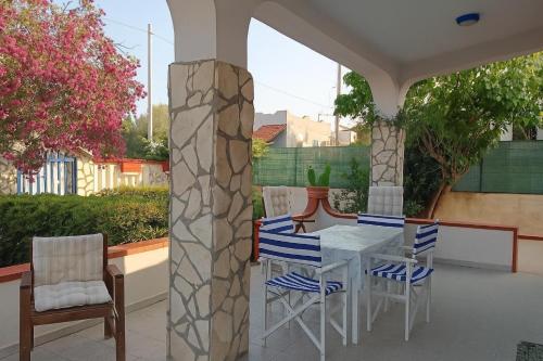 un patio con tavolo e sedie. di oasis home a Reitani