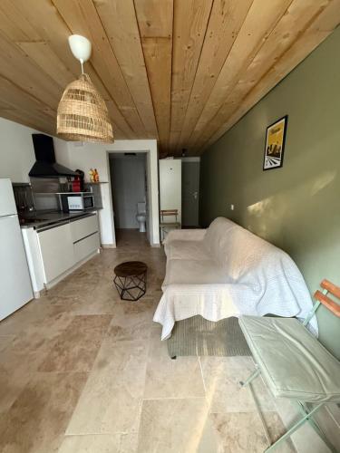 une chambre avec un grand lit et une cuisine dans l'établissement Coccinelle, à Aups