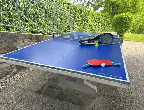 Stolní tenis v ubytování Ferienwohnung WaldGlück mit Pool & Sauna nebo okolí