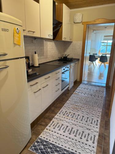 Kuchyň nebo kuchyňský kout v ubytování Ferienwohnung WaldGlück mit Pool & Sauna