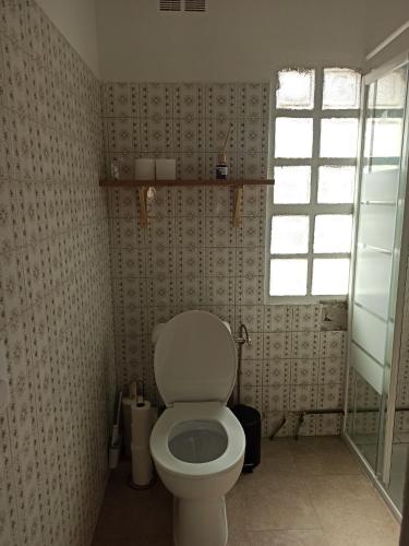 une salle de bain avec toilettes et fenêtre dans l'établissement Charmant T2 centre historique, à Perpignan