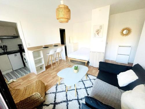 un salon avec un canapé et une table dans l'établissement Nid cosy centre-ville parking inclus, à Toulouse