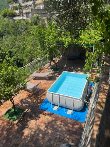 an overhead view of a swimming pool in a yard at La Perla del Mare Apartment Vietri sul Mare in Albori