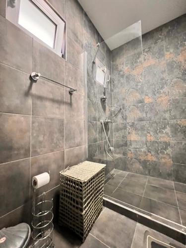 un bagno con cabina doccia e lavandino di Villa Tatjana Apartments a Struga