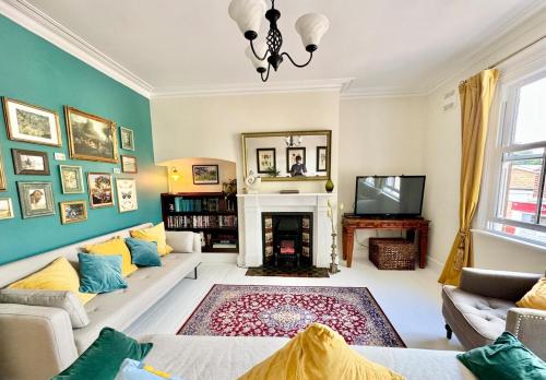 a living room with a couch and a fireplace at Stunning 2 bed, 2 bath Summertown Oxford in Oxford