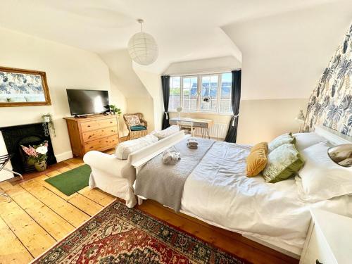 a bedroom with a large white bed and a tv at Stunning 2 bed, 2 bath Summertown Oxford in Oxford