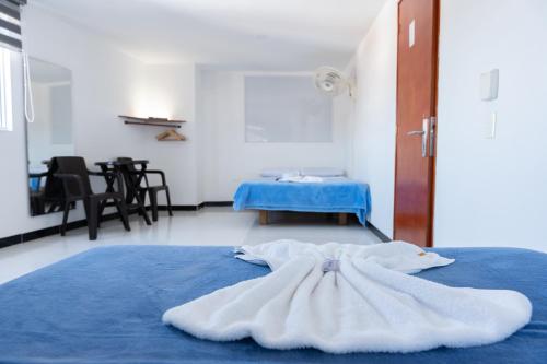 Hotel Plaza Centro Cocorná客房内的一张或多张床位