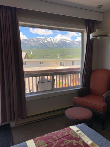 a room with a window with a view of a mountain at Rondo Motel in Golden