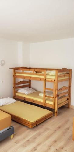 deux lits superposés dans une chambre avec parquet dans l'établissement Les Darons du Mont-Saint-Michel 14 people, à Pontorson