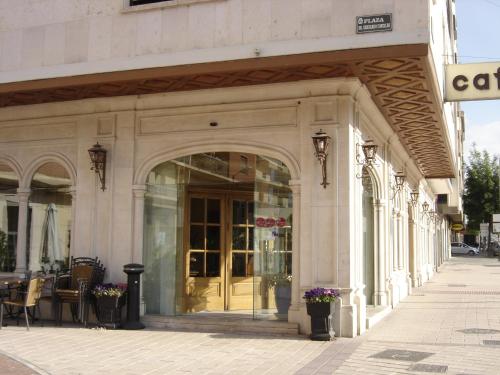 a building with an archway on a city street at Hotel Aranda in Aranda de Duero