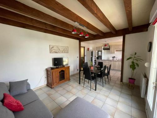 Kuchyň nebo kuchyňský kout v ubytování Bienvenue entre lacs, balades et culture