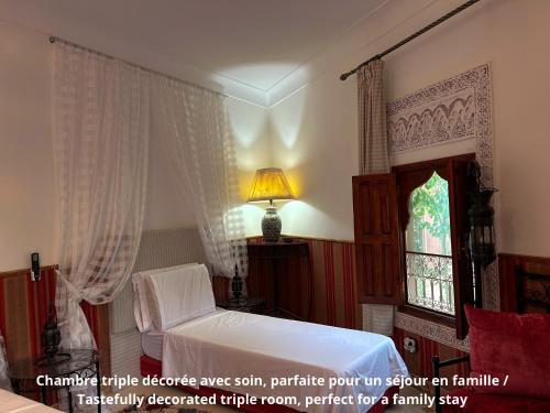 una camera da letto con un letto e una finestra di Villa DALIA Route Ourika en Exclusivité a El Jemʼa Ghemat