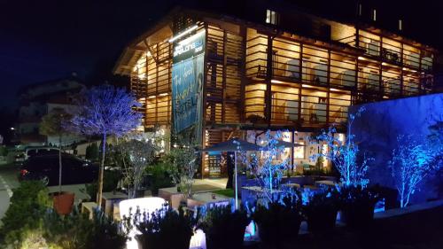 een gebouw met blauwe lichten ervoor bij Smart Hotel Saslong in Santa Cristina in Val Gardena