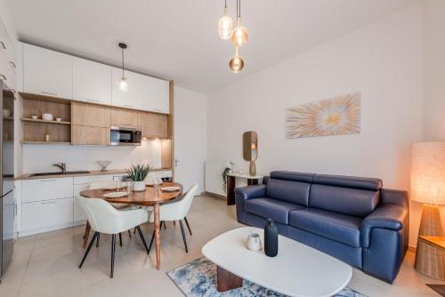 un salon avec un canapé et une table dans l'établissement Charming Lodge Disneyland Paris - 4 pers - 1 Ch - 15 min, à Chessy