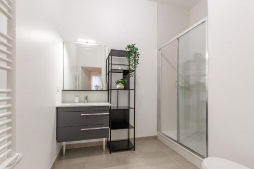 a bathroom with a sink and a mirror at Charming Lodge Disneyland Paris - 4 pers - 1 Ch - 15 min in Chessy