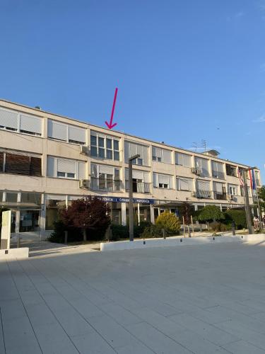 an empty parking lot in front of a building at Apartman 'City View' Popovača in Popovača