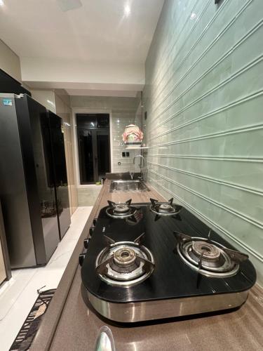 Η κουζίνα ή μικρή κουζίνα στο 2Bhk flat in Kandivali,Mumbai