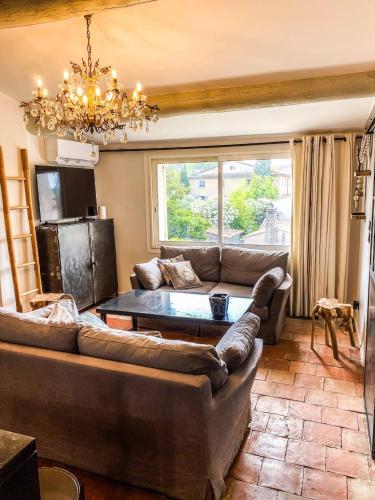 un salon avec un canapé et une table dans l'établissement Appartement Saint-Tropez Centre L'Annexe, à Saint-Tropez