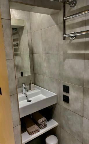 une salle de bain avec un lavabo et une douche dans l'établissement Appartement Saint-Tropez Centre L'Annexe, à Saint-Tropez