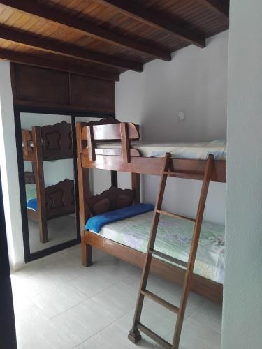 a room with two bunk beds in a room at Town House El Retiro in Porlamar