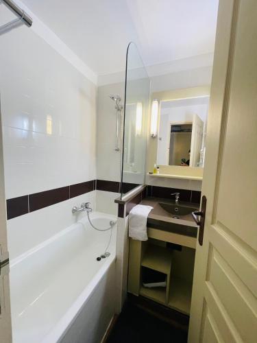 une salle de bain avec une baignoire et un lavabo dans l'établissement Appartement saint Raphaël - cap esterel- 5 couchages- parking couvert, à Saint-Raphaël