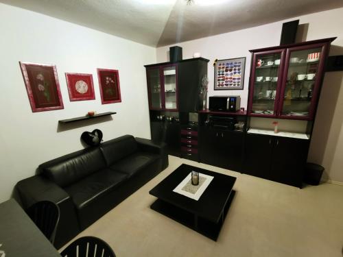Ruang duduk di Lookout Resort apartments