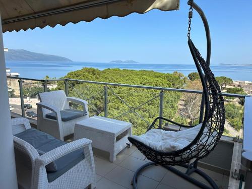 ヴロラにあるSuite Apartment Vlorëの海の景色を望むバルコニー(ハンモック付)