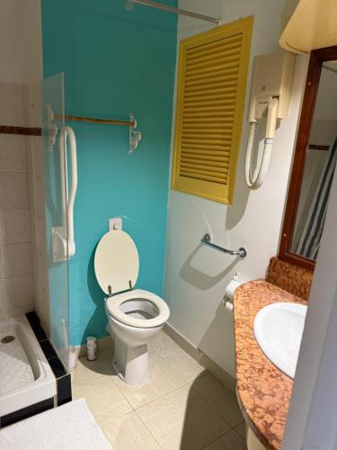 サンタンヌにあるSTUDIO A PROXIMITÉ DE BELLES PLAGESのトイレと洗面台付きのバスルーム