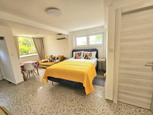 Ένα ή περισσότερα κρεβάτια σε δωμάτιο στο Vita Studio House with Garden and Parking - Renovated 2025