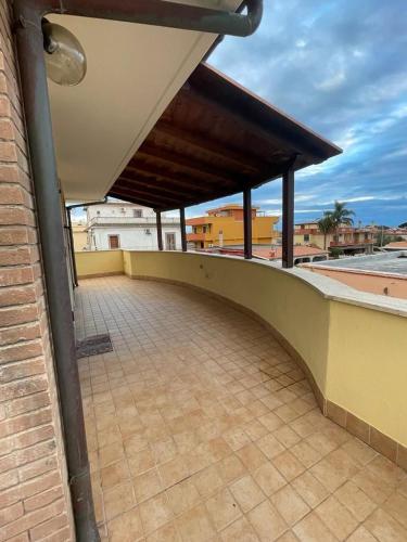 un balcone vuoto con tenda da sole su un edificio di La Casa Bella Di Nina a LʼAmericano