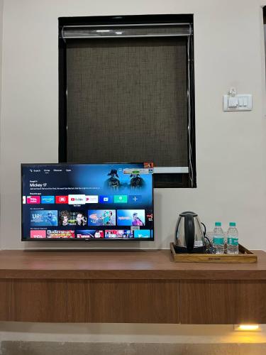 a flat screen tv sitting on top of a wooden table at WKND Casa in Panchgani