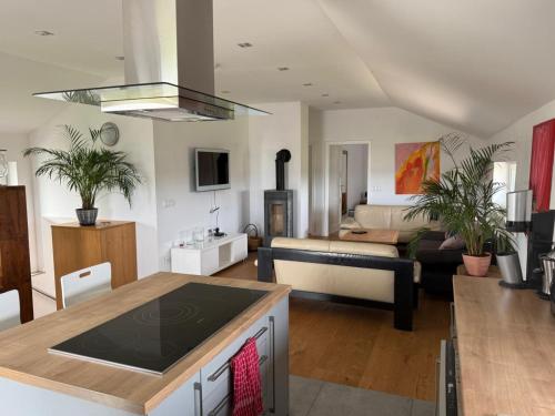 Ένα ή περισσότερα κρεβάτια σε δωμάτιο στο Cosy house with a big garden in the countryside