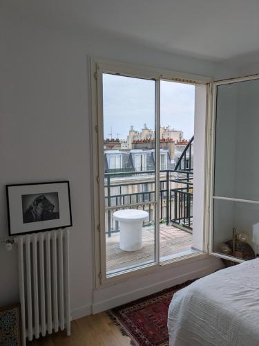 - une chambre avec une grande fenêtre et un balcon dans l'établissement Eiffel Pearl, à Paris