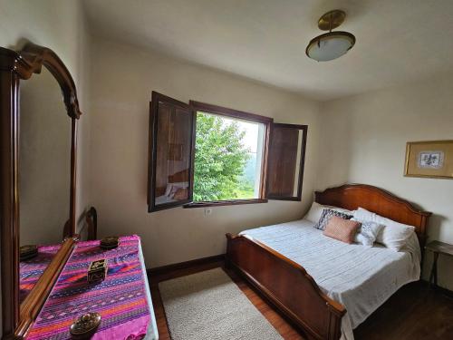 a bedroom with a bed and a window at Ven al Paraiso! Amanece en Miravalles in Villaviciosa