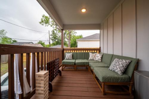 Balkón nebo terasa v ubytování 3BR Gated Home Near NRG Downtown Rice MedCenter