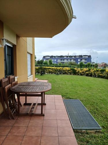 Bajo con jardín y piscina