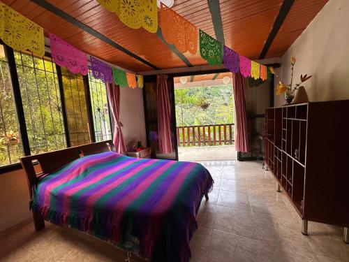 Postel nebo postele na pokoji v ubytování La Casa De Los Sueños Colombia Centro de Bienestar y Hostel Temático Ancestral