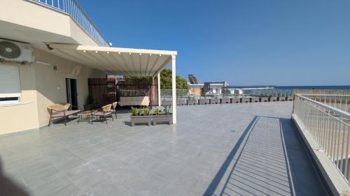 Balkoni atau teres di Beachfront Apartment