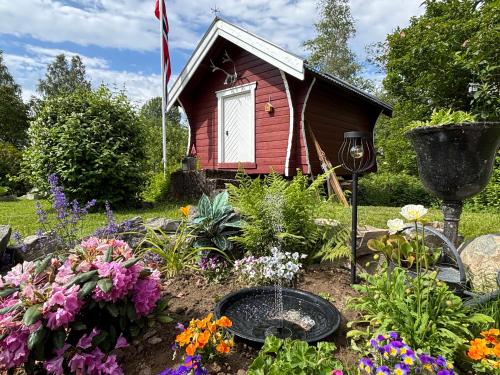 Κήπος έξω από το 1850 Old Farmhouse Retreat with jacuzzi and sauna
