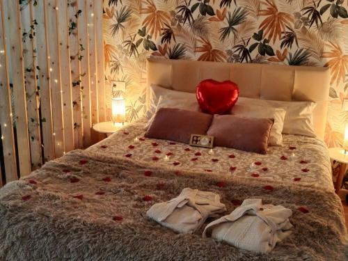 سرير أو أسرّة في غرفة في Villa Cora Murcia , Oasis De Relax